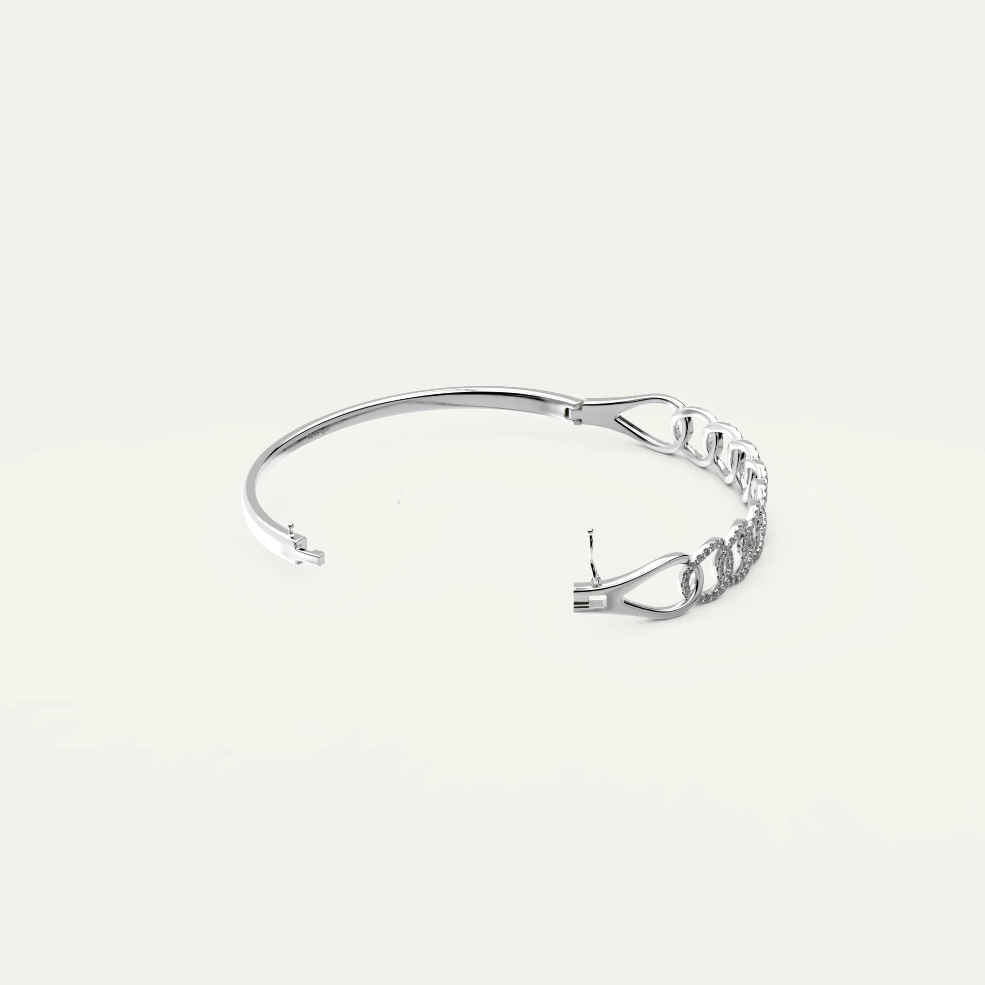 Close-up of clasp on Goldmacher Cuban Link Bracelet with secure lock mechanism
