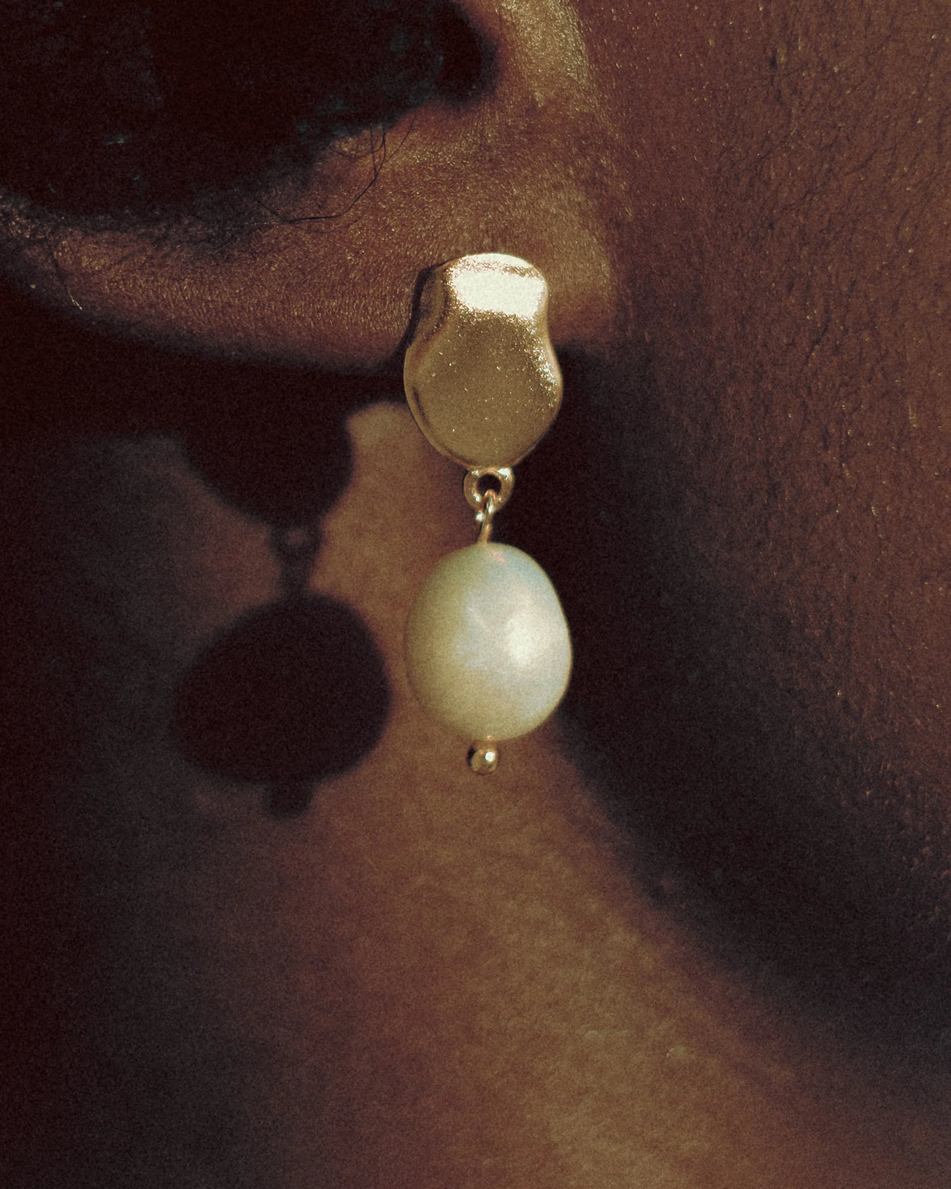 Drift Pearl Earrings by Goldmacher – 18K gold-plated sculptural earrings with freshwater pearls shown on model