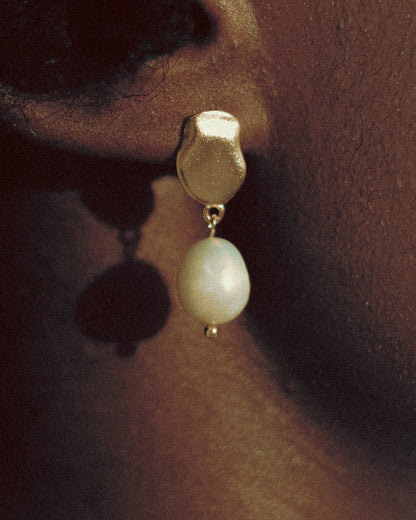 Drift Pearl Earrings by Goldmacher – 18K gold-plated sculptural earrings with freshwater pearls shown on model