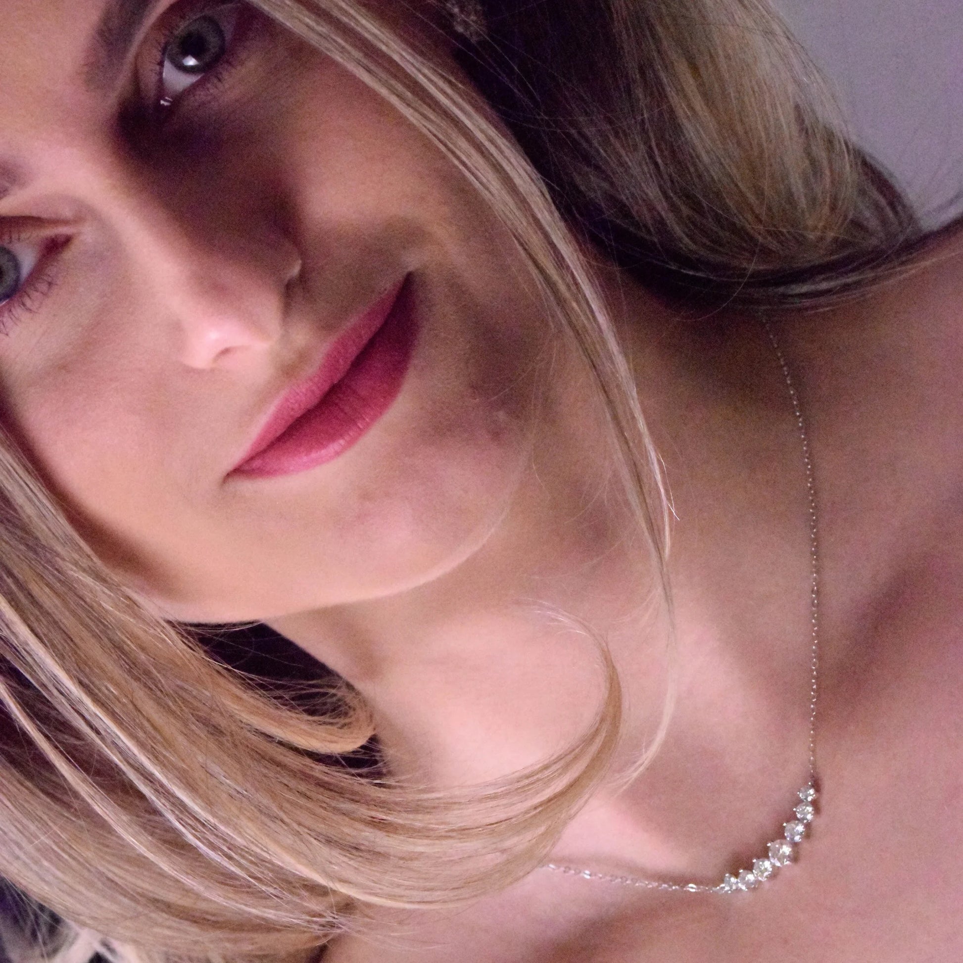 Lifestyle image of a model showcasing the Goldmacher Felis silver 925 graduated bar necklace, featuring 0.5ct round moissanite