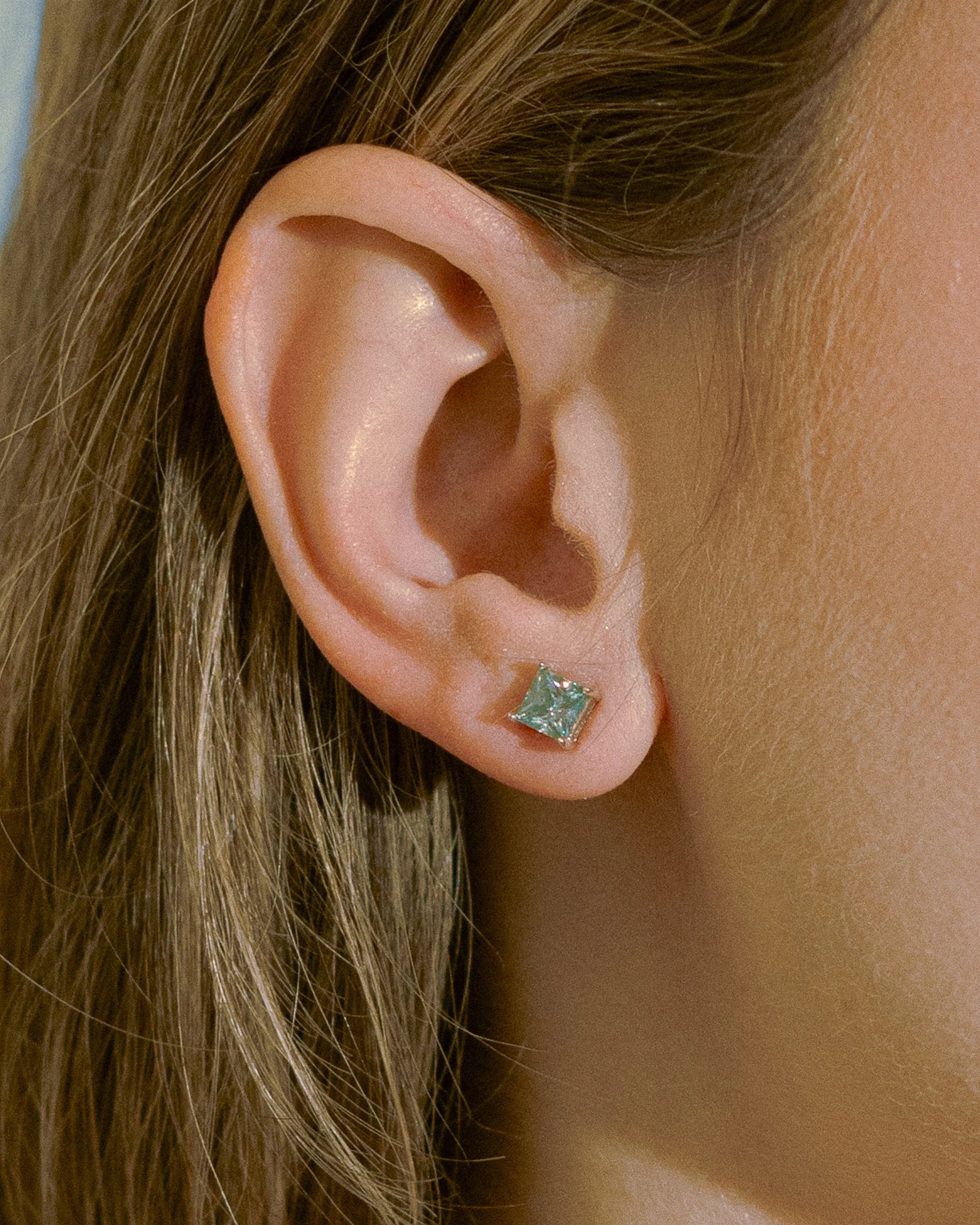 Goldmacher Dara silver stud earrings with green princess-cut moissanite