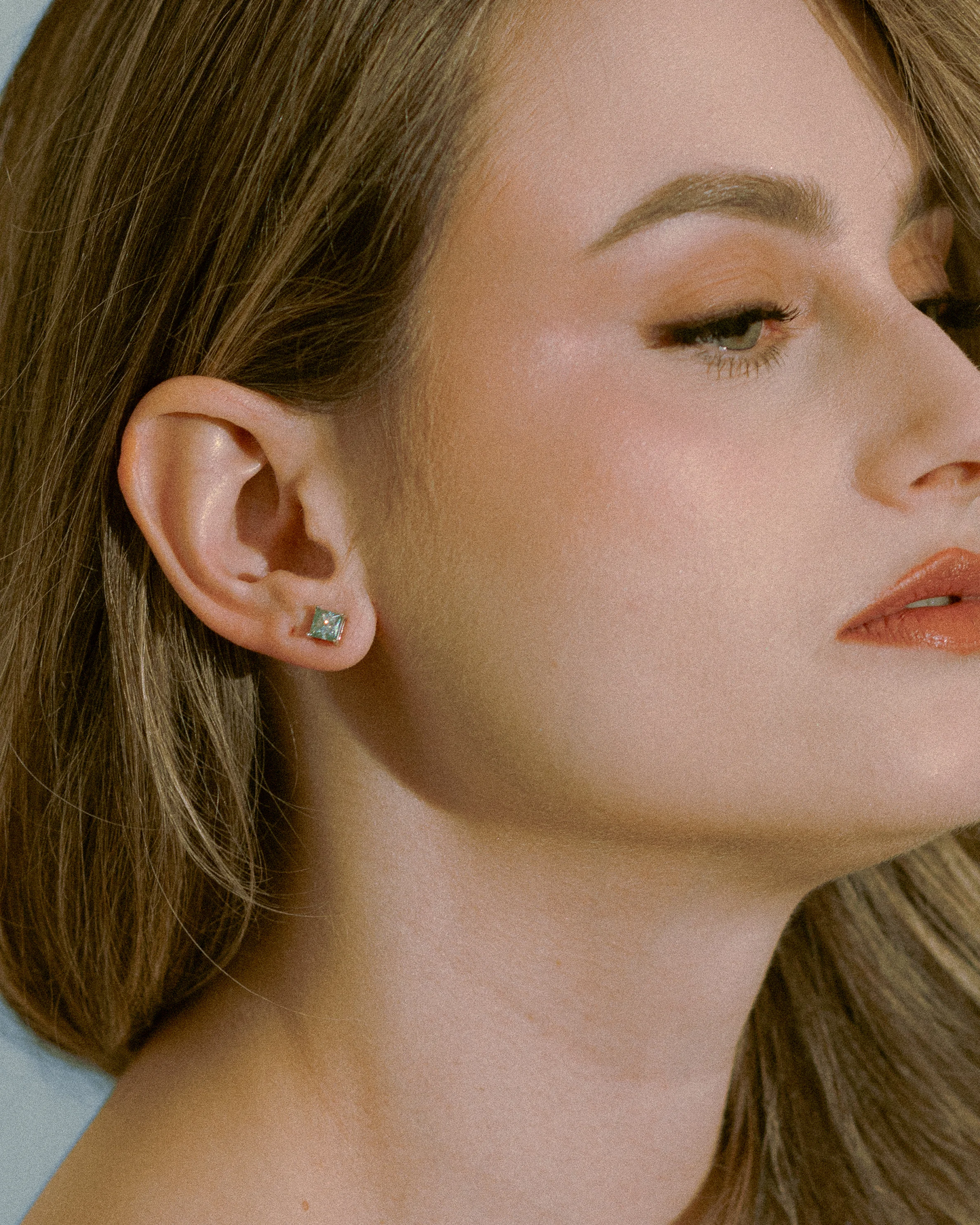 Goldmacher Dara silver stud earrings with green princess-cut moissanite stones
